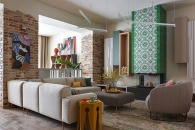 Стильный дизайн: парадная, открытая гостиная комната в стиле фьюжн с белыми стенами, паркетным полом среднего тона, стандартным камином, фасадом камина из плитки и коричневым полом - последний тренд