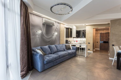 Свежая идея для дизайна: открытая гостиная комната в современном стиле с коричневыми стенами, темным паркетным полом, горизонтальным камином, отдельно стоящим телевизором и коричневым полом - отличное фото интерьера