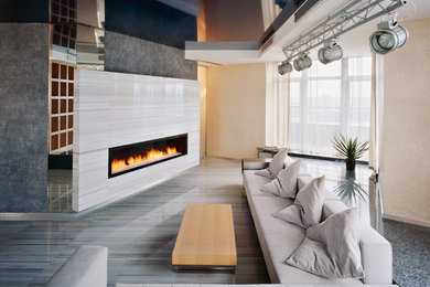 Пример оригинального дизайна: большая парадная, открытая гостиная комната в современном стиле с горизонтальным камином и фасадом камина из камня без телевизора