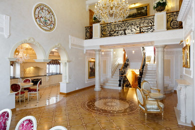 Immagine di un soggiorno vittoriano aperto con sala formale, pareti bianche, pavimento in legno massello medio e camino bifacciale