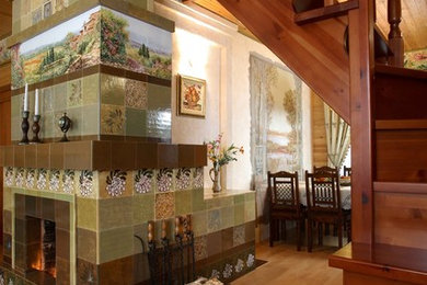 Идея дизайна: большая открытая гостиная комната в стиле кантри с разноцветными стенами, полом из керамической плитки, фасадом камина из плитки, разноцветным полом и стандартным камином
