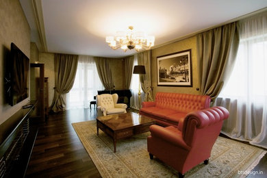 Cette image montre un grand salon traditionnel fermé avec une salle de réception, un mur beige, parquet foncé, une cheminée ribbon, un manteau de cheminée en pierre, un téléviseur fixé au mur et un sol marron.
