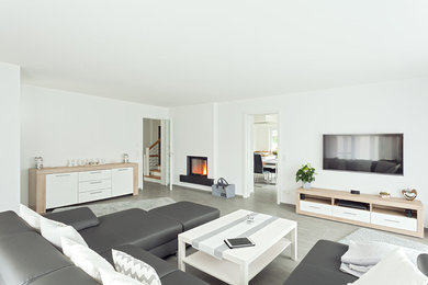 На фото: изолированная гостиная комната среднего размера в современном стиле с белыми стенами