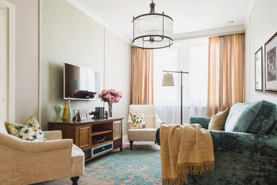 Foto di un grande soggiorno tradizionale chiuso con sala formale, parquet chiaro, TV a parete, pareti beige e pavimento beige