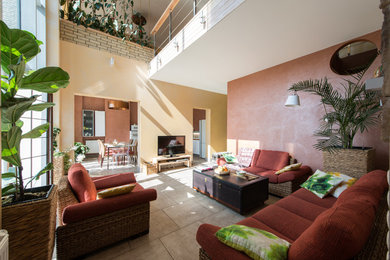 Foto di un soggiorno design di medie dimensioni e aperto con pavimento in terracotta e TV autoportante