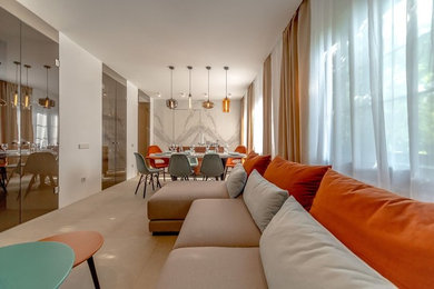 Источник вдохновения для домашнего уюта: гостиная комната среднего размера в современном стиле с белыми стенами и бежевым полом
