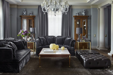 Пример оригинального дизайна: парадная, изолированная гостиная комната в классическом стиле с синими стенами, темным паркетным полом и коричневым полом