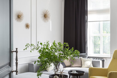 Immagine di un soggiorno minimal di medie dimensioni con pareti grigie, camino ad angolo e nessuna TV