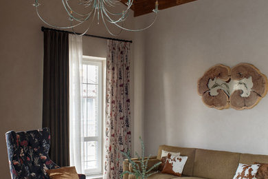 Mittelgroßes, Repräsentatives, Offenes Eklektisches Wohnzimmer mit beiger Wandfarbe, Keramikboden und braunem Boden in Sonstige