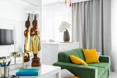 Стильный дизайн: гостиная комната в современном стиле с белыми стенами, светлым паркетным полом и серым полом - последний тренд