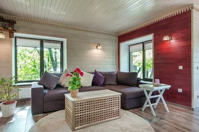 На фото: гостиная комната среднего размера в стиле кантри с белыми стенами, светлым паркетным полом и зоной отдыха с
