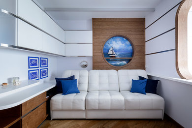 Свежая идея для дизайна: парадная, открытая гостиная комната среднего размера в морском стиле с белыми стенами, паркетным полом среднего тона и коричневым полом - отличное фото интерьера