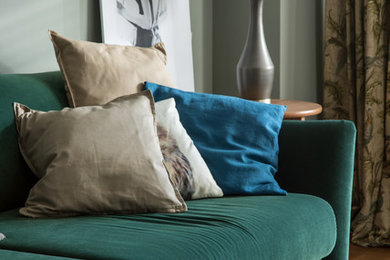 Идея дизайна: гостиная комната в стиле неоклассика (современная классика) с зелеными стенами, паркетным полом среднего тона и коричневым полом