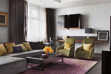 Пример оригинального дизайна: парадная гостиная комната в современном стиле с серыми стенами и темным паркетным полом