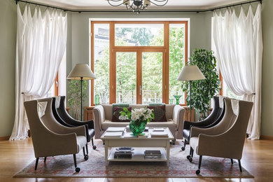 Стильный дизайн: гостиная комната в классическом стиле с паркетным полом среднего тона и коричневым полом без телевизора - последний тренд