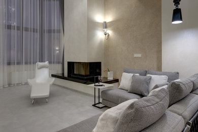 На фото: большая парадная, открытая гостиная комната в стиле фьюжн с серыми стенами, полом из керамогранита, угловым камином, фасадом камина из штукатурки, отдельно стоящим телевизором и серым полом с