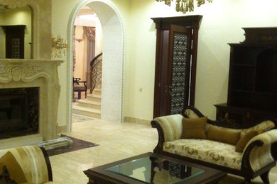 Свежая идея для дизайна: гостиная комната в стиле неоклассика (современная классика) с мраморным полом, стандартным камином, фасадом камина из камня и деревянным потолком - отличное фото интерьера
