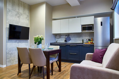 Свежая идея для дизайна: парадная, изолированная гостиная комната в современном стиле с бежевыми стенами, полом из ламината, телевизором на стене и коричневым полом - отличное фото интерьера