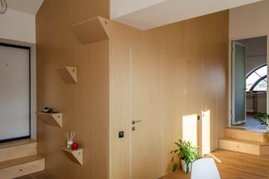 Идея дизайна: открытая гостиная комната среднего размера в современном стиле с паркетным полом среднего тона, балками на потолке и панелями на стенах без телевизора