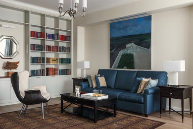 Esempio di un soggiorno chic con sala formale, pareti beige, parquet chiaro e pavimento beige