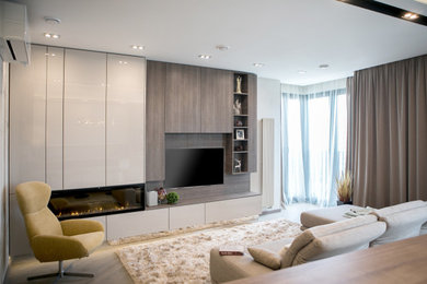 Imagen de salón abierto contemporáneo grande con paredes beige, suelo de madera en tonos medios, chimenea lineal, televisor colgado en la pared, suelo marrón y bandeja