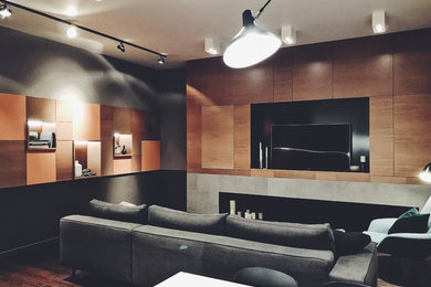 Свежая идея для дизайна: парадная, открытая гостиная комната среднего размера в современном стиле с серыми стенами, темным паркетным полом, горизонтальным камином, фасадом камина из бетона, телевизором на стене и коричневым полом - отличное фото интерьера