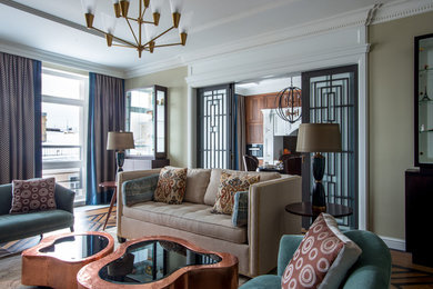 Idee per un soggiorno contemporaneo chiuso con pareti beige, pavimento in legno massello medio e pavimento marrone