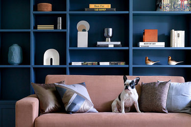 Пример оригинального дизайна: гостиная комната в современном стиле с с книжными шкафами и полками и синими стенами