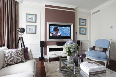 Immagine di un soggiorno tradizionale con pareti bianche, parquet scuro, TV a parete e pavimento marrone