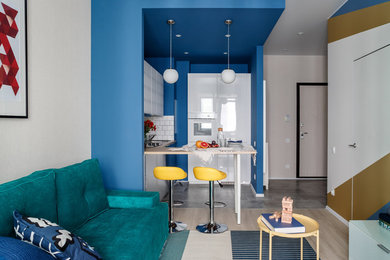 Пример оригинального дизайна: парадная, открытая, объединенная гостиная комната в современном стиле с разноцветными стенами и светлым паркетным полом без камина