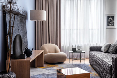 Ispirazione per un grande soggiorno design con pareti bianche, pavimento in legno massello medio e pavimento marrone