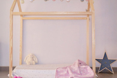 Imagen de habitación de bebé neutra escandinava pequeña