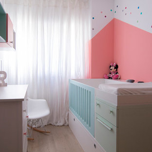 Foto de habitación de bebé niña contemporánea, de tamaño medio, con paredes multicolor, suelo de madera en tonos medios y suelo beige