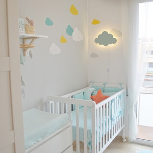 Esempio di una piccola cameretta per neonati neutra contemporanea con pareti grigie, pavimento in gres porcellanato e pavimento beige
