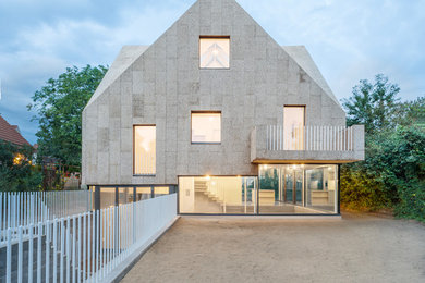 Modernes Haus mit Satteldach und Misch-Dachdeckung in Berlin