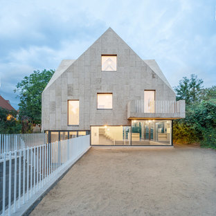 Modernes Einfamilienhaus mit Holzfassade, Satteldach und Misch-Dachdeckung in Berlin