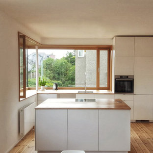 Mittelgroßes, Zweistöckiges, Weißes Modernes Einfamilienhaus mit Putzfassade, Satteldach und Ziegeldach in Berlin