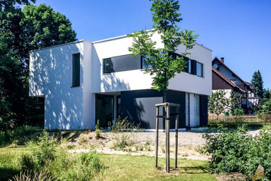 Großes, Dreistöckiges Modernes Haus mit Putzfassade und weißer Fassadenfarbe in Sonstige