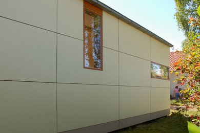 Kleines, Einstöckiges Modernes Wohnung mit Faserzement-Fassade, beiger Fassadenfarbe, Satteldach und Ziegeldach in München