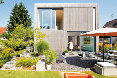 Zweistöckige Moderne Holzfassade Haus mit Flachdach in München