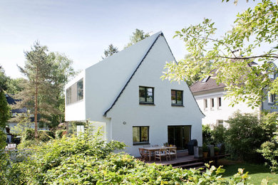 Großes, Dreistöckiges Klassisches Einfamilienhaus mit Putzfassade, weißer Fassadenfarbe, Satteldach und Ziegeldach in Hamburg