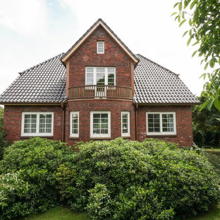 Zweistöckiges, Rotes Klassisches Einfamilienhaus mit Backsteinfassade, Satteldach und Ziegeldach in Hamburg