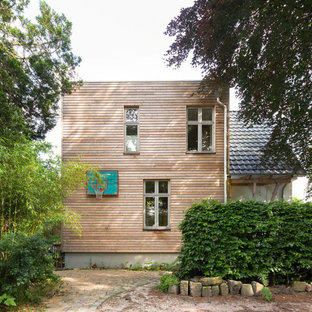 Mittelgroßes, Zweistöckiges, Braunes Modernes Einfamilienhaus mit Holzfassade und Flachdach in Hamburg