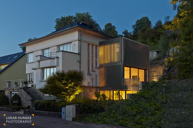 Großes, Dreistöckiges Modernes Haus mit Metallfassade und Flachdach in Sonstige