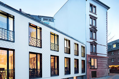 Dreistöckiges Haus mit weißer Fassadenfarbe in Frankfurt am Main