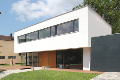 Modernes Haus mit weißer Fassadenfarbe in Stuttgart