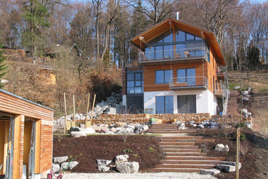 Diseño de fachada de casa beige actual grande con tejado de teja de barro