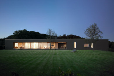 Idee per la facciata di una casa grande nera moderna a un piano con tetto piano
