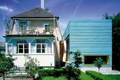 Mittelgroßes, Einstöckiges Modernes Haus mit Flachdach und blauer Fassadenfarbe in Stuttgart