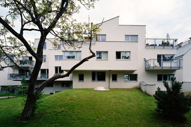 Dreistöckiges Modernes Haus mit Mix-Fassade in Sonstige
